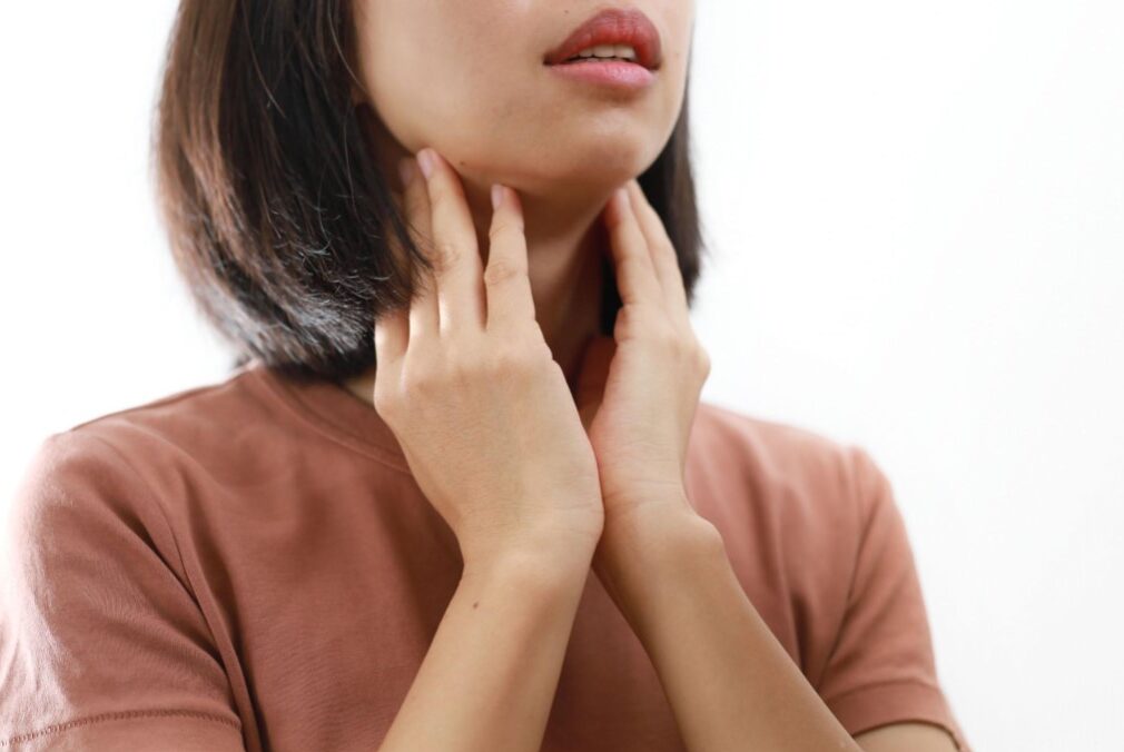 Dry throat symptoms including irritation, scratchy feeling, and discomfort